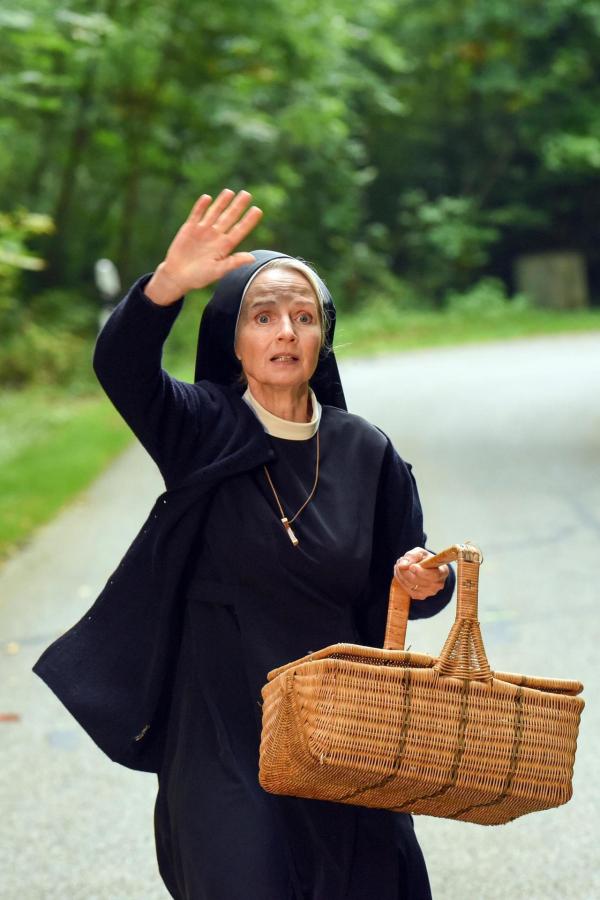 Bild 1 von 22: Im Bild: Schwester Agnes (Emanuela von Frankenberg) auf der Flucht als Wöller zufällig vorbei kommt.