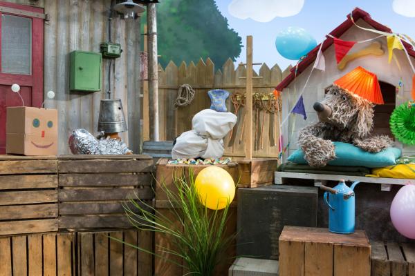 Bild 1 von 4: Kostümfest bei Hofhund Buffo (Ulli Voland)! Doch ob der so genau weiß, wer unter den Verkleidungen wirklich steckt?© ZDF/Zia Ziarno - Honorarfreie Verwendung gemäß AGB im redaktionellen Zusammenhang mit genannter Sendung bei Nennung \