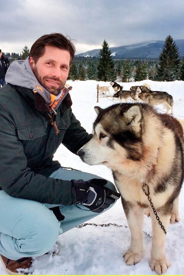 Bild 1 von 1: ARD-Korrespondent Till Rüger mit einem Malamute-Schlittenhund.