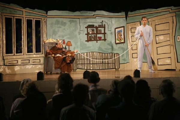 Bild 1 von 24: Während Frank (Danny DeVito, l.) ganz zufrieden ist mit seiner Rolle in Charlies Musical, ist Dennis (Glenn Howerton, r.) alles andere als begeistert ...