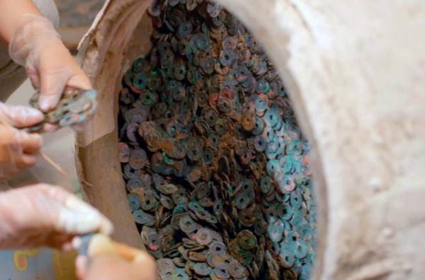 Bild 1 von 4: Entdeckung des Schatzes von Zhengzhou: Drei Tonkrüge mit Geldstücken aus der Tang-Zeit um 900 nach Christus wurden ausgegraben.