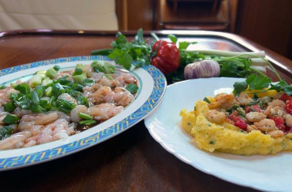 Bild 1 von 3: Die Spezialität Sivori Marinirani Skampi besteht sowohl aus rohen als auch aus gebratenen Garnelen, die auf einer Petersilien-Polenta serviert werden.