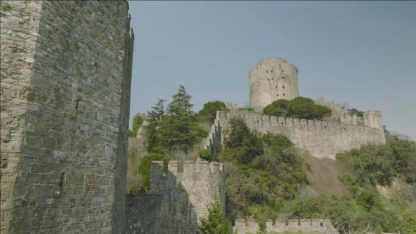 Bild 1 von 5: Sultan Mehmed II. errichtet die Rumelische Festung auf der europäischen Seite des Bosporus in Vorbereitung auf die Belagerung Konstantinopels.