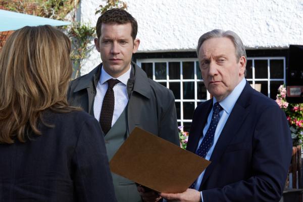 Bild 1 von 12: Sarah Barnaby (Fiona Dolman, l.) zeigt ihrem Mann John (Neil Dudgeon, r.) und dessen Assistenten Winter (Nick Hendrix, M.), was sie herausgefunden hat. Werden die Informationen bei den Ermittlungen hilfreich sein?