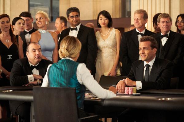 Bild 1 von 2: Harvey (Gabriel Macht, r.) soll in Louis' (Rick Hoffmann) Auftrag den Öko-Auto-Mogul Stephen Palmer als Klient gewinnen. Harvey versucht, mit seinem typischen Charme zu überzeugen, doch schließlich soll eine Pokerpartie zum Erfolg führen.