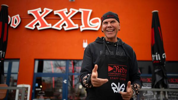 Bild 1 von 4: XXL- der Name ist Programm. Koch René Dost hat sich von der Imbissbude hochgearbeitet.