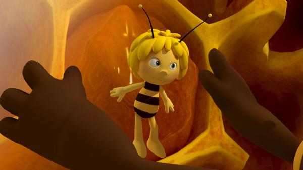 Bild 1 von 10: Maja versucht Momo aufzuhalten.