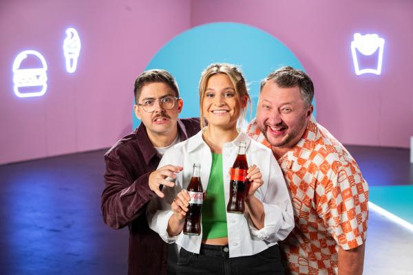 Bild 1 von 14: Die besseresser decken auf: Der Konzern setzt weiterhin auf die Zuckersucht und seine klassische Cola. Die Cola-Alternativen sollen vor allem das Kernprodukt vor gesetzlichen Regulierungen schützen.