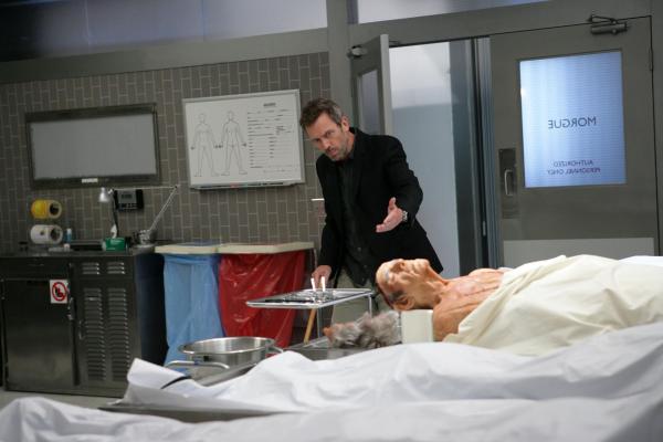 Bild 1 von 21: Was ist der Grund für den plötzlichen Herzstillstand des Patienten? Dr. Gregory House (Hugh Laurie) hat schon eine Theorie. Doch wird sie sich als richtig herausstellen?