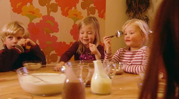 Bild 1 von 2: Kinder schneiden wilde Grimassen in Zauberspiegeln, die eigentlich ganz normale Löffel sind.