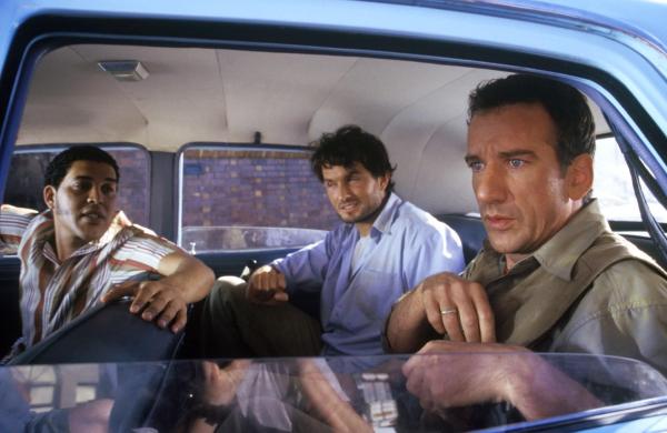 Bild 1 von 10: Harry (Heio von Stetten, r.) und Leo (Simon Verhoeven, M.) erleiden auf ihrem Abenteuer-Trip ein Missgeschick nach dem anderen. Harry stellt im Taxi fest, dass sein Geld abhanden gekommen ist.