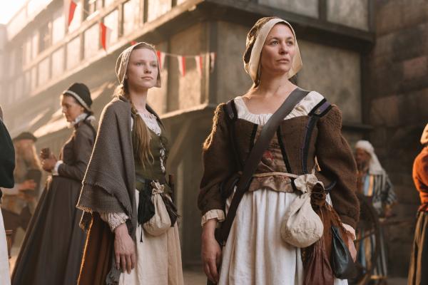 Bild 1 von 8: Anna Stein (Julia Thurnau, r.) gibt ihr Wissen an ihre Lehrmagd (Elina Vaska, l.) weiter. Mit ihren Kräuterbeuteln am Kleid waren sie leicht als Hebammen zu erkennen.