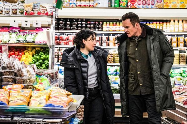 Bild 1 von 8: Special Agent Hana Gibson (Keisha Castle-Hughes, l.); Supervisory Special Agent Jess LaCroix (Julian McMahon, r.)