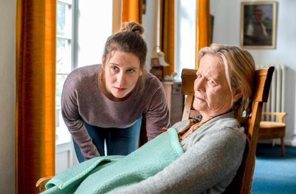 Bild 1 von 4: Im Bild: Anna Streich (Katrin Röver, l.) ist am Ende ihrer Kräfte. Die Frau ist zunehmend überfordert mit der Pflege ihrer demenzkranken Mutter (Claudia Rieschel, r.).