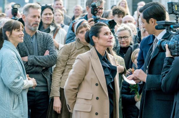 Bild 1 von 3: Birgitte (Sidse Babett Knudsen, Mi.) hat eine Entscheidung getroffen, die alle überrascht. Die Medien verfolgen das spannende Ereignis.