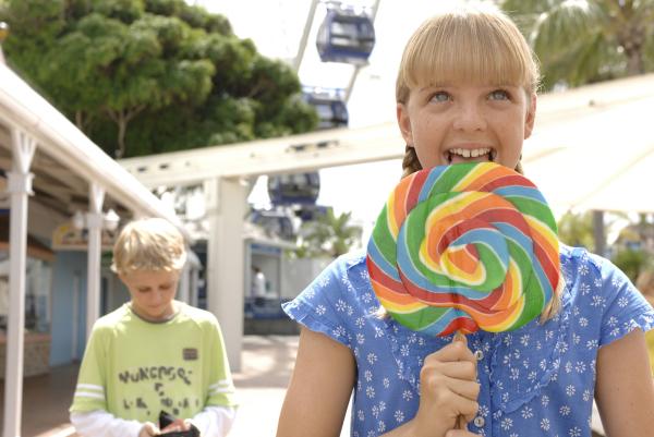 Bild 1 von 5: Cleos Schwester Kim (Cleo Massey, vorn) hat sich von Elliot (Trent Sullivan, hinten) in den Freizeitpark einladen lassen und lässt sich dort alles von ihm bezahlen. Der verliebte Elliot ist verzweifelt: Langsam geht im das Geld aus!
