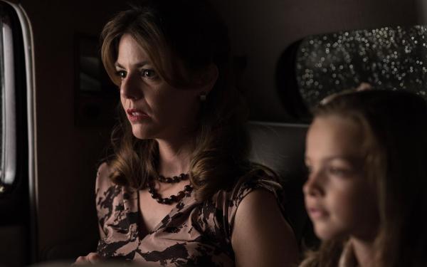 Bild 1 von 6: Cristina Otegui (Manuela Velasco, l.)