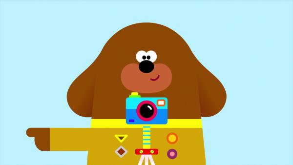 Bild 1 von 1: Duggee und die Quirlies machen ein Familienfoto.