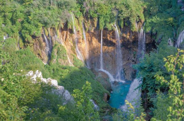 Bild 1 von 5: Die Plitvicer Seen verdanken ihren Namen dem Naturphänomen, das die Seen schuf ? eine rund acht Kilometer lange Wasserstraße aus 16 kleineren Seen, die durch Wasserfälle kaskadenförmig miteinander verbunden sind.