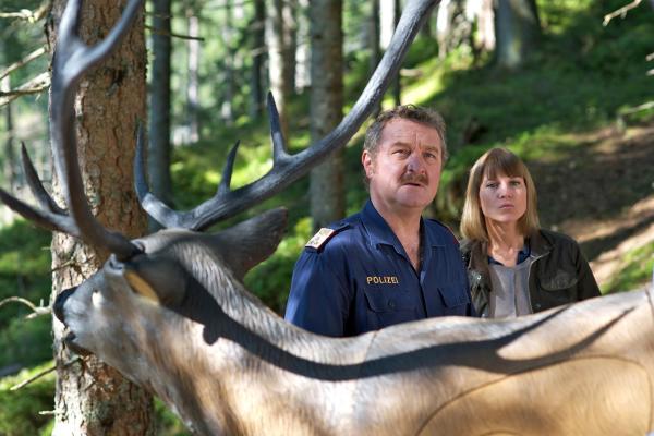 Bild 1 von 32: Im Bild: Ferry Öllinger (Kroisleitner), Kristina Sprenger (Karin Kofler).