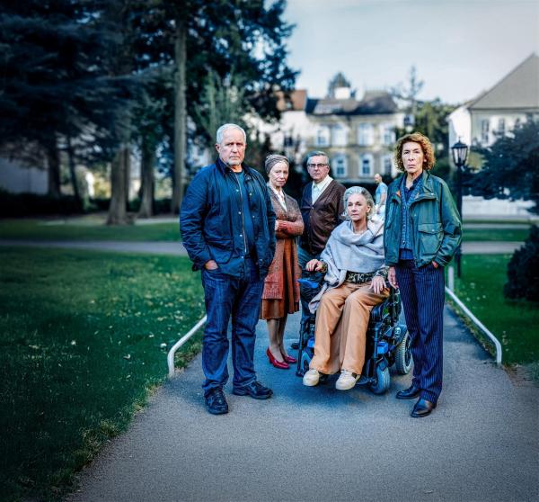 Bild 1 von 2: Im Bild (v.li.): Harald Krassnitzer (Moritz Eisner), Elfriede Schüsseleder (Anna), Johannes Silberschneider (Fritz), Martina Spitzer (Sandra), Aleksandar Petrovic (Ivica Djuric), Adele Neuhauser (Bibi Fellner).