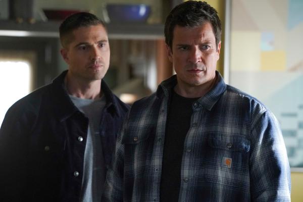 Bild 1 von 2: Tim Bradford (Eric Winter, l.) und John Nolan (Nathan Fillion, r.) sollen auf einen Kronzeugen aufpassen.
