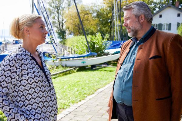 Bild 1 von 17: Im Bild: Christine Pfaff (Esther Kuhn, l.), die Angestellte des Verstorbenen, erzählt Kommissar Stadler (Dieter Fischer, r.) von der Pleite der Fischerei ihres Chefs.