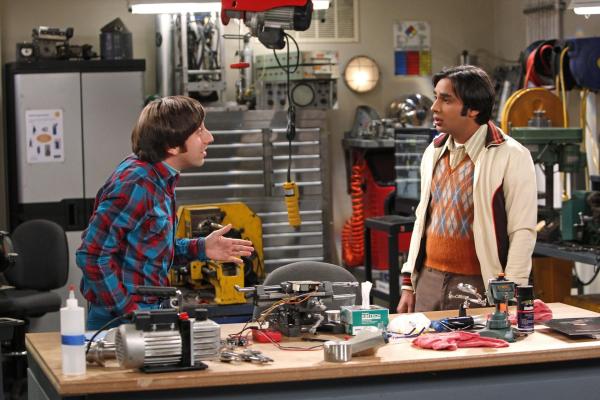 Bild 1 von 22: Raj (Kunal Nayyar, r.) spielt ernsthalft mit dem Gedanken, Lakshmi zu heiraten, da er fürchtet, ansonsten für immer allein zu sein. Howard (Simon Helberg, l.) hat aber eine Idee und besorgt ihm jemanden zum Kuscheln ...