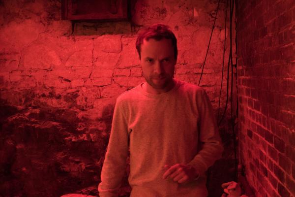 Bild 1 von 15: Hat der geistig behinderte Simon (Brendan Fletcher) tatsächlich allein gehandelt?