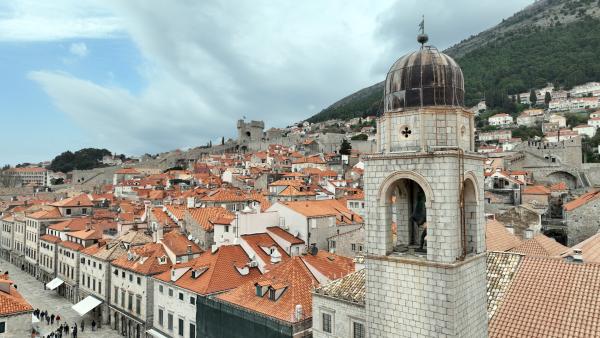 Bild 1 von 9: Dubrovnik; Stadtmauer mit Festungsturm.
