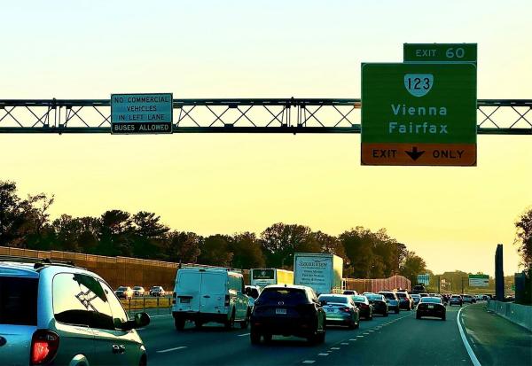 Bild 1 von 11: Im Bild: Vienna, Virginia hat immerhin eine eigene Autobahnabfahrt und eine Metrostation. Der Vorort von Washington DC. Gilt als angenehme und wohlhabende Wohngegend für Menschen, die in der US-Hauptstadt arbeiten. Vienna, Virginia ist das größte \