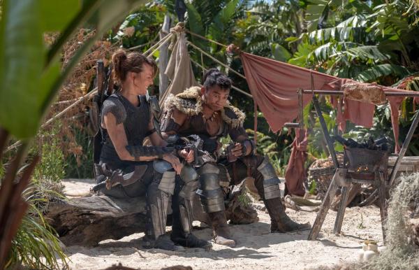 Bild 1 von 8: Natalie Artemis (Milla Jovovich, l.); Der Jäger (Tony Jaa, r.)