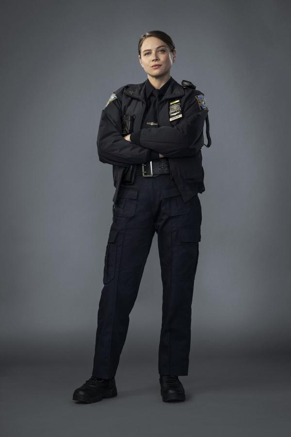 Bild 1 von 8: Officer Brandy Quinlan (Olivia Luccardi)