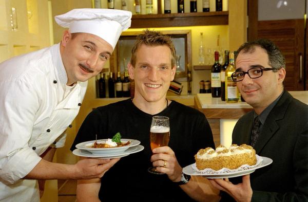 Bild 1 von 3: Im Bild (v.li.): Christoph Fälbl (Boris), Andreas Herzog (Gast), Michael Niavarani (Mario Hubinger).