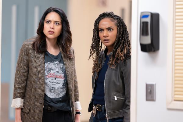 Bild 1 von 3: Detective Lopez (Alyssa Diaz, l.) und Detective Harper (Mekia Cox, r.) sind schockiert, als sie feststellen, dass die Schutzmaßnahmen für einen Patienten nicht ausgereicht haben. Sie sind sich sicher, wer der Täter ist, doch die erforderlichen Beweise bleiben vorerst verborgen.