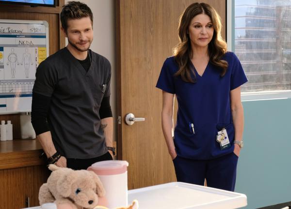 Bild 1 von 17: Dr. Conrad Hawkins (Matt Czuchry, l.); Dr. Kit Voss (Jane Leeves, r.)