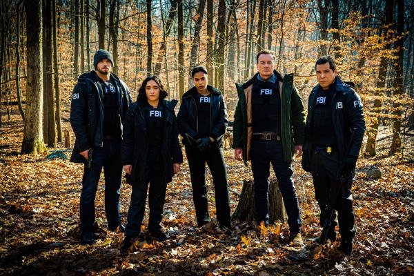 Bild 1 von 15: (v.l.n.r.) Kenny Crosby (Kellan Lutz); Hana Gibson (Keisha Castle-Hughes); Sheryll Barnes (Roxy Sternberg); Jess LaCroix (Julian McMahon); Clinton Skye (Nathaniel Arcand)