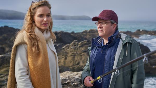 Bild 1 von 15: Kann Henry (Simon Hepworth) Annabelle (Hedi Honert) den entscheidenden Hinweis geben, der sie zum Besitzer des geheimnisvollen Koffers führt?