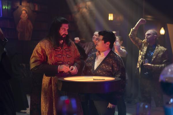 Bild 1 von 8: Nandor (Kayvan Novak, Mitte l.); Guillermo (Harvey Guillén, Mitte)
