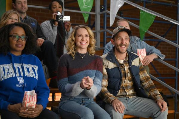 Bild 1 von 11: Ginny (Anna Camp, Mitte); Wayne (Will Greenberg, r.)