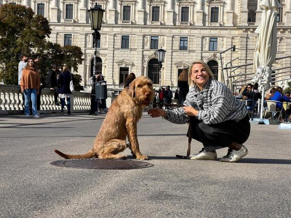 Bild 1 von 1: Im Bild: Schauspielerin Kristina Sprenger mit ihrem Hund Milo.