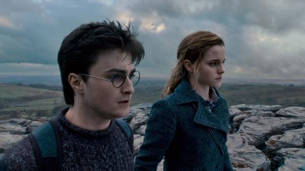 Bild 1 von 8: Daniel Radcliffe as Harry Potter and Emma Watson as Hermione Granger