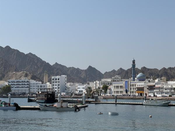 Bild 1 von 5: Der historische Hafen von Muttrah erinnert an vergangene Jahrhunderte, in denen die Portugiesen hier Anker warfen und die Stadt zu einem wichtigen Handelspunkt machten.