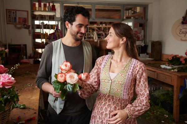Bild 1 von 5: Romy Engert (Luisa Wietzorek) und Ben Tewolde (Timo Fakhravar) freuen sich riesig auf ihr erstes Kind.