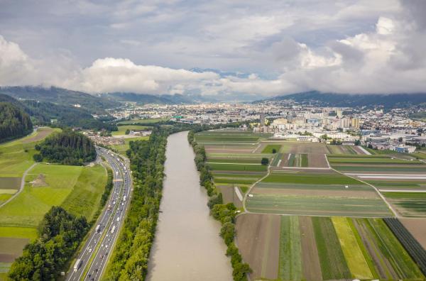 Bild 1 von 4: Bei Innsbruck konkurriert der Inn mit Landwirtschaft, Siedlungen und Autobahnen.