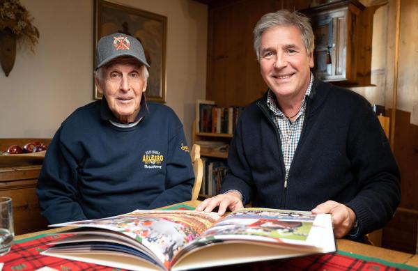 Bild 1 von 15: Diese Sendung ist eine Zeitreise durch die Alpin- und Schigeschichte des Arlbergs, der Wiege des Schilaufs. Erzählen wird sie einer, der schon Hollywood das Schifahren beigebracht hat: Ferdl Nöbl, 84-jähriger Skilehrer, Wanderführer und Apartmentbetreiber aus St. Anton. Ob Frank Sinatra, Barbara Streisand oder Kirk Douglas, sie sind durch seine Schi-Schule gegangen und die 2 Brettln haben ihn auch in die ganze Welt gebracht. In der schneefreien Jahreszeit ist er auch noch als Bergführer für Touristen unterwegs. Schließlich kennt er den Arlberg wie seine eigene Westentasche und hat auch seine kritischen Gedanken zu den Veränderungen \