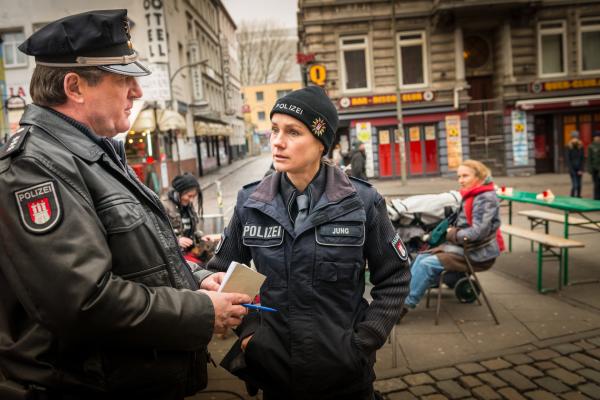 Bild 1 von 12: Hans (Bruno F. Apitz) und Franzi (Rhea Harder-Vennewald) haben Henning Voss mit einer schweren Kopfverletzung in seinem Wohnwagen gefunden. Das kann kein Zufall sein.