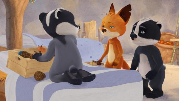 Bild 1 von 3: Matteo durchsucht seine Kiste, er hat noch kein Geschenk für seine Schwester Emmie.