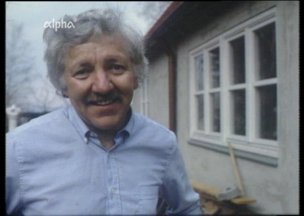 Bild 1 von 3: Ein Film aus der Reihe über den gelungenen Bau von kleinen Häusern von Dieter Wieland (1986). Architekt Heiner Förderreuther (im Bild) vor seinem selbst gebauten Eigenheim.