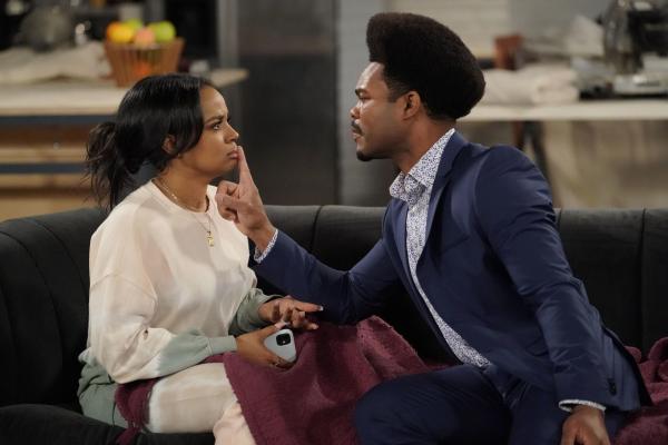 Bild 1 von 15: Randi (Kyla Pratt, l.); Carter (Julian Gant, r.)